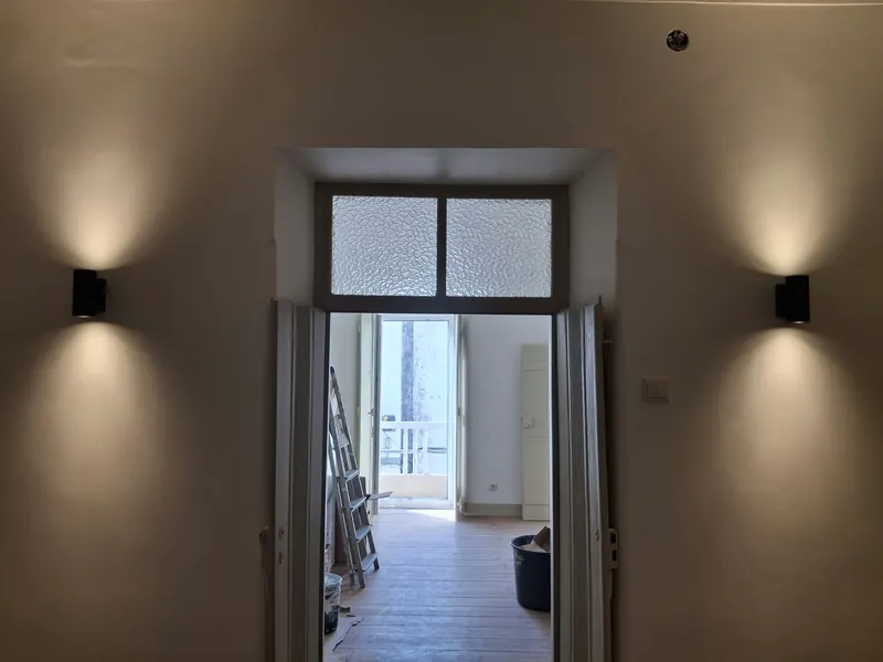 Apliques de parede com luz ascendente e descendente em remodelação de habitação