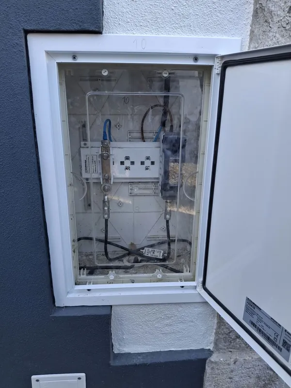 Portinhola de entrada de energia com fusíveis de proteção