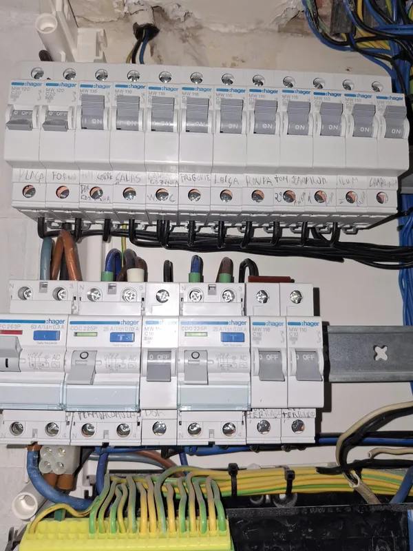 Quadro elétrico com disjuntores e diferenciais Hager identificados por circuito
